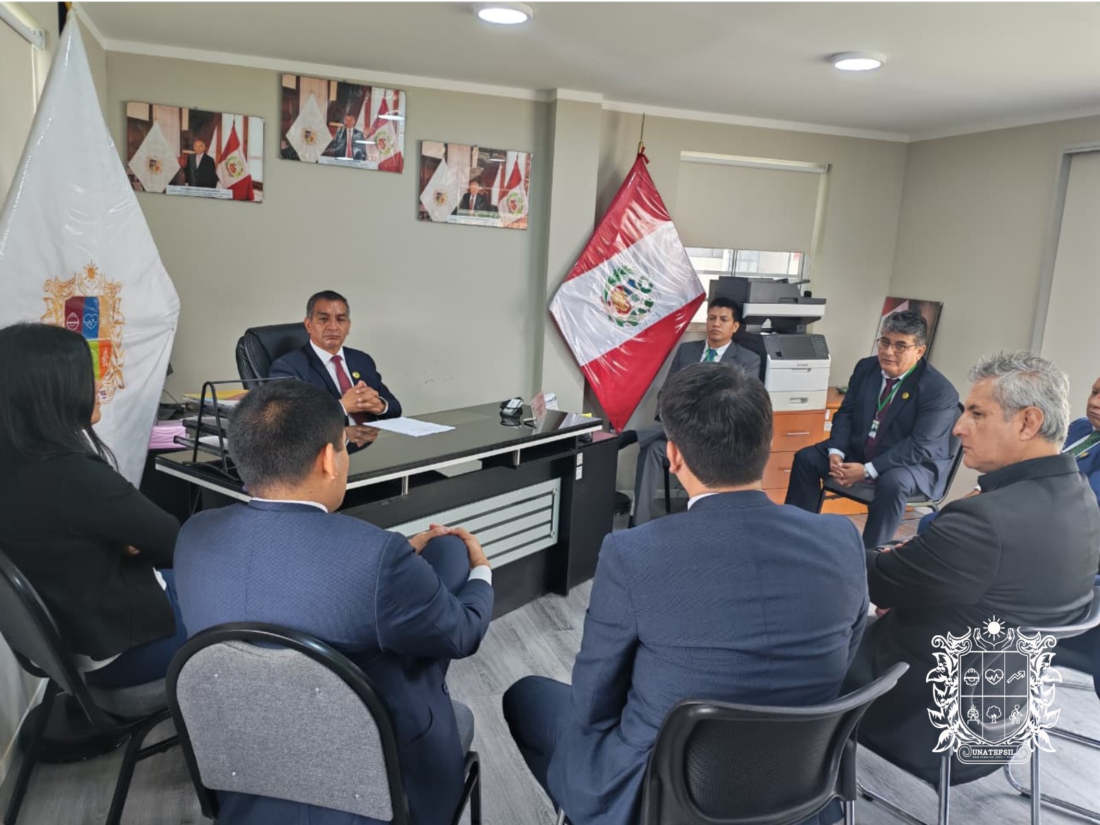 Sesión de trabajo en la oficina de la Comisión Organizadora